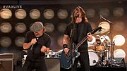 Brian Johnson z AC/DC si zazpíval s FOO FIGHTERS Back In Black