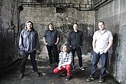 Tuzemští WASABI mají nový klip ke skladbě Zdi. Je zaměřen proti skrytému násilí na ženách.