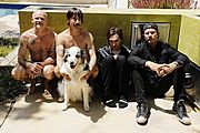 RED HOT CHILI PEPPERS vítají staronového kytaristu