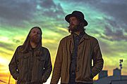 Čtyřmetrové duo vousáčů THE QUEUES vydává desku "Walking Like a Coyote"