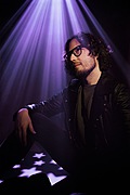 Peter Aristone vydáva EP „Miles Apart“ a singel „Dead to Me“. Päť príbehov spája jediný motív – vzdialenosť