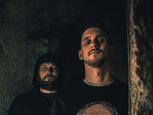 Minirozhovor: ABHORRENT CABARET – Chtěli jsme, aby to bylo celkově takový temňácký, ponurý a přísný. (úsměv) Hudebně aby to byl „válec“