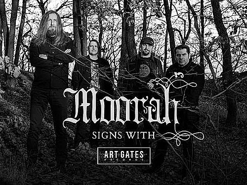 MOORAH – Nesnažili jsme se naservírovat další dokonale znějící vyštaficírovanou blackmetalovou nahrávku, ale nevyumělkovaně zachytit hudbu autenticky v její nahotě.