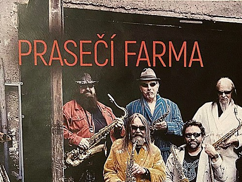 PRASEČÍ FARMA – Situace není příznivá, o subkulturu, která se zrodila už v zárodcích Husákovy normalizace, o dění na okraji společnosti, o kulturu na periférii zájem neroste. A přitom tahle kultura je tolik svébytná, svobodná a stále kontinuální.