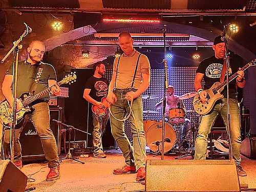 CROSSCZECH – Většinou někdo donese kostru a každý tam pak přidá to své, a jestli z toho vznikne HC Oi! song nebo ska punk, záleží na dané situaci.