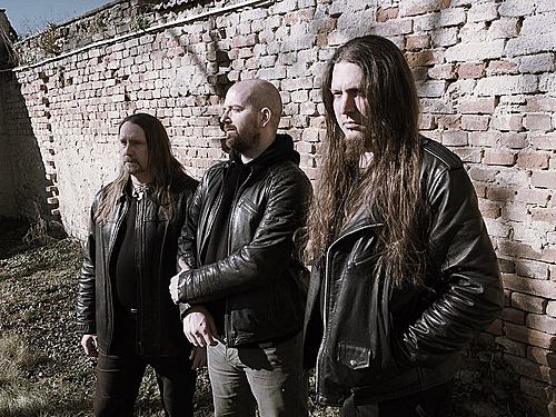 YM – Tím, že jsme od založení kapely chtěli jít psychedelicko-metalovým směrem, tak jsme se rozhodli dát v tomto ohledu ještě větší prostor synťákům.