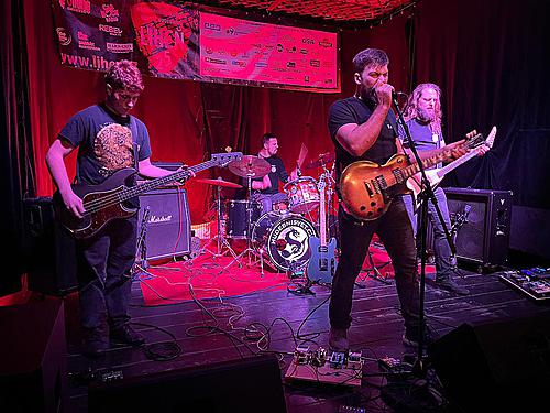 ARCHETYP – Jedno je jisté – skladatelsky a umělecky mě to postupně rozhodně táhne k čistému vokálu a k rockovějšímu stylu hraní s alternativními a progresivními prvky. To je směr, kterým se bude ARCHETYP vyvíjet.