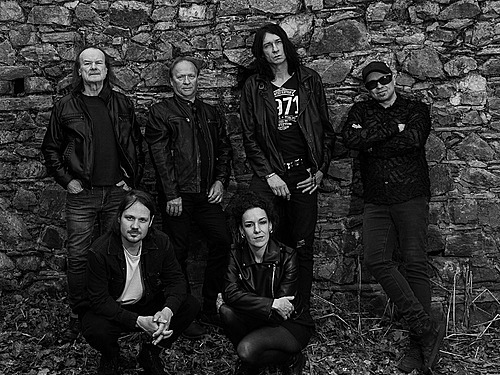 GRAABNER – Ačkoliv mám o svých písních celkem jasnou představu, na zkouškách jsem otevřený všem nápadům a vítám jakékoliv připomínky k jejich vylepšení.