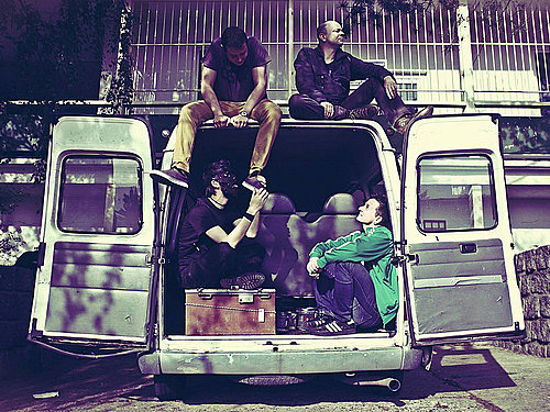 F. S. – Vzhledem k tomu, že od devadesátek se samozřejmě hudební trendy mnohokrát změnily, nebyli jsme nikdy ve středu zájmu, spíše naopak – pro rockové akce jsme byli moc divní, pro punkové akce moc tvrdí, pro metalové moc měkcí.