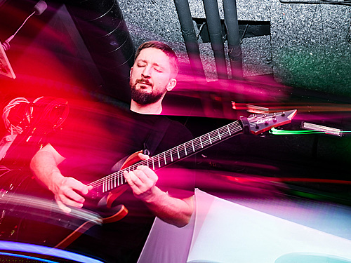 HOLOTROPIC – V hudbe sa snažíme vystihnúť kontakt medzi naším vedomím a okolím, tak isto aj ako medzi rôznymi vedomiami.