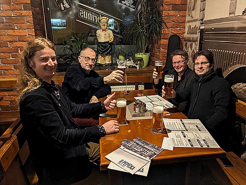 VERKAUF MUSIQUE – Jedná se především o nadsázku a legraci a z toho důvodu nám nikdo doposud symboly NDR nevyčetl.