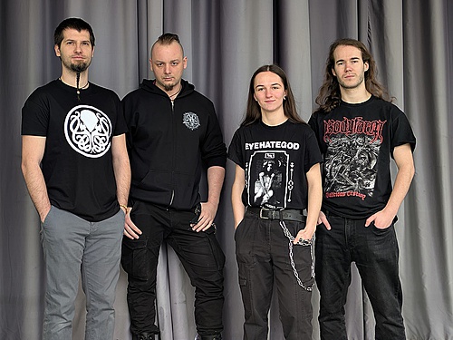 TRIGONUM MORTIS – Celým albem prostupuje motiv světlonoše, Lucifera. 