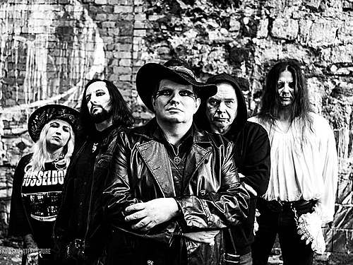 STARLESS VOID – Od začátku  jsme chtěli  vyjádřit zatuchlost a tíživost. Díky klávesám skladby získaly hloubku a „chladný“ charakter.