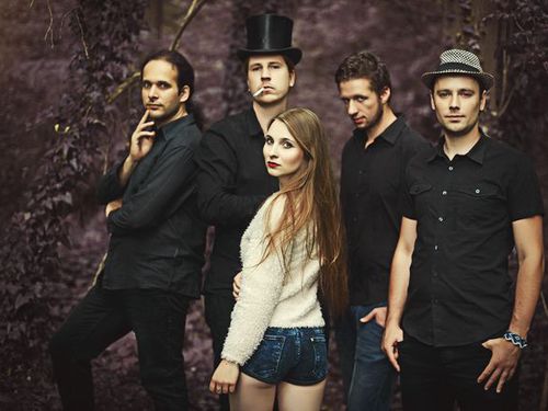 SINUHET – Víla uprostřed zhýralých rockerů…