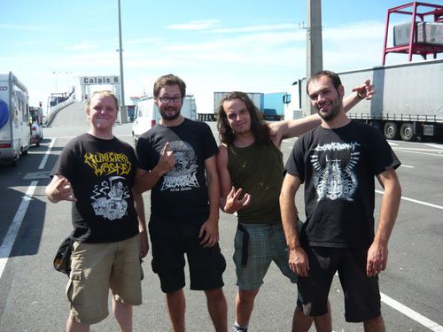 PRŮMYSLOVÁ SMRT – Již na počátku ve zkušebně se něco zvrtlo a začali jsme hrát hardcore/punk s angažovaným poselstvím.