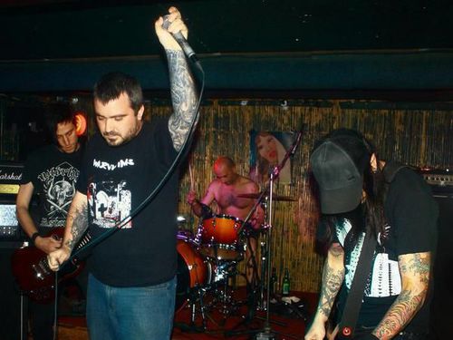 FEAR OF EXTINCTION – Celý to vlastně vzniklo jako takovej vtip, kdy jsme chtěli hrát ten nejklišovitější d-beat crust punk s těma nejvíc jednoduchejma klišovitejma textama.