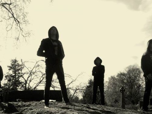 HOODED MENACE – Nesnažíme se být „cool a odtažití“, jen někteří z nás jsou lehce introvertní.