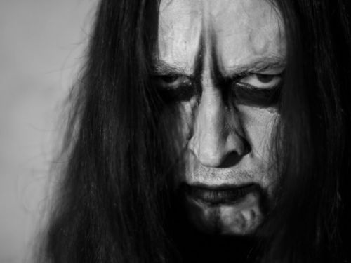 STÍNY PLAMENŮ – Black metal má své charakteristické hudební výrazivo poměrně široké, přesto sám cítím jisté hranice, ovšem v detailech se dá pořád něco objevovat.