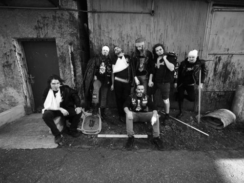 1000 BOMBS / BAJONET – Společné turné, společný nosič, společný rozhovor.
