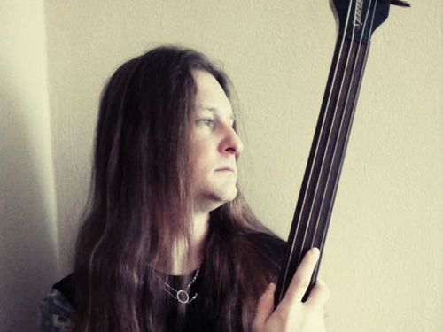 David Hradílek / ADAGIO FUNEBRE – Mám rád ten zvuk, když můžeš klouzat od jednoho tónu k druhému a baskytara tak pěkně „zpívá“.