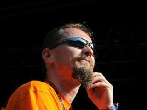 Richard Abraham (VALURY, ex-IN ARTICULO MORTIS, ex-ASSESSOR, ex-AMOK) – Pomáhat mi přijde normální.