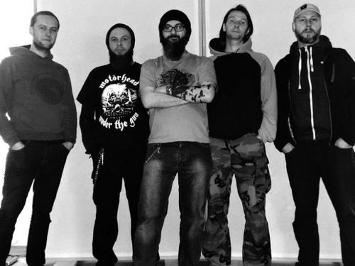 TOSIRO – Škatulka screamo je pro nás dost malá a zastřešuje vlastně jen polohu vokálu. Jinak stavíme na plochách a kytarových stěnách, zkrátka na té temnější straně muziky.