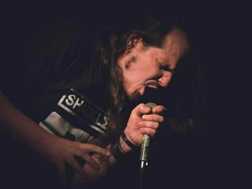 Mičl (PRŮMYSLOVÁ SMRT, fanzin Destruktorrr) – Pokud ti vyhovuje víc bezpečí a nemáš rád narušování osobního prostoru, hraj metal. Pokud ti nevadí nebezpečí a chceš v životě něco zažít, buď punk! (I. část)